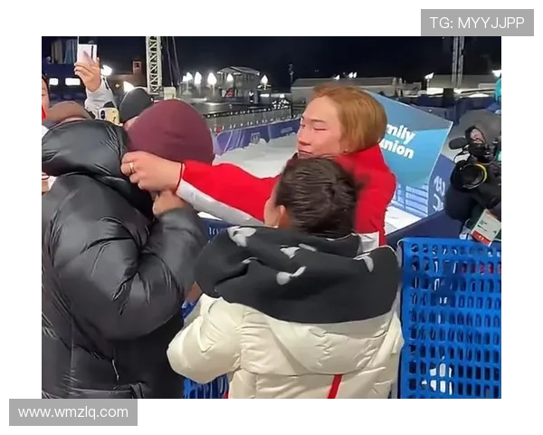 苏翊鸣夺冠拥抱父母教练跪地